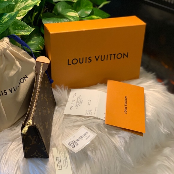 ❗️SOLD❗️Louis Vuitton Toiletry 15 - Picture 3 of 6